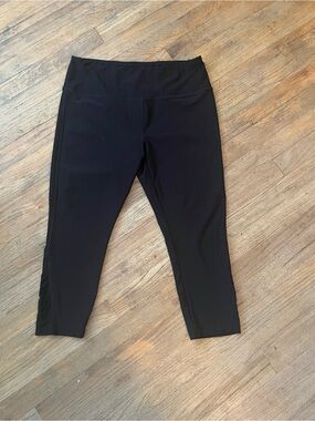 VOGO Athletica Black Capri Leggings for Women